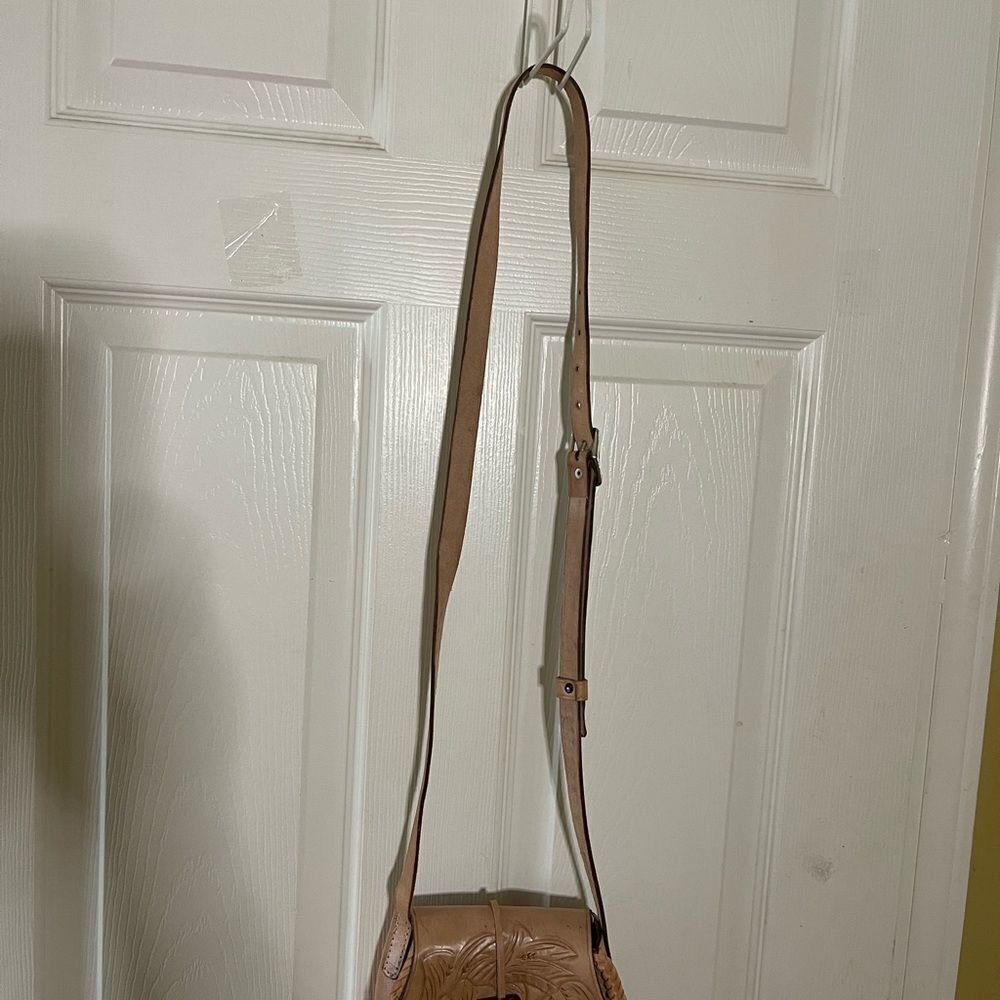 VTG Leather tan tooled small Crossbody Bag hook and loop closure. - Picture 3 of 9